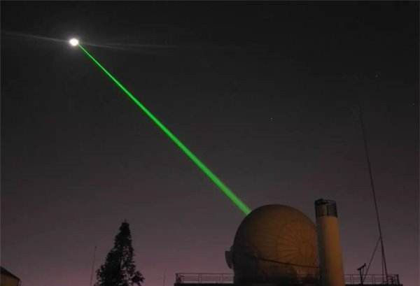 天文学者が緑色のレーザーポインターを好む理由