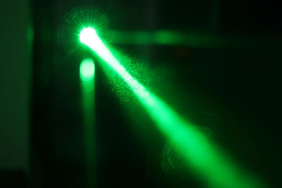 可視レーザーポインター光　産業用レーザー光と娯楽用レーザー光